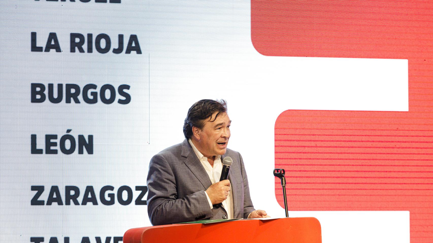 El diputado de Teruel Existe y portavoz de la Federación de partidos de la España Vaciada, Tomás Guitarte, interviene durante el acto de precampaña de España Vaciada, en el Espacio Rastro Madrid.