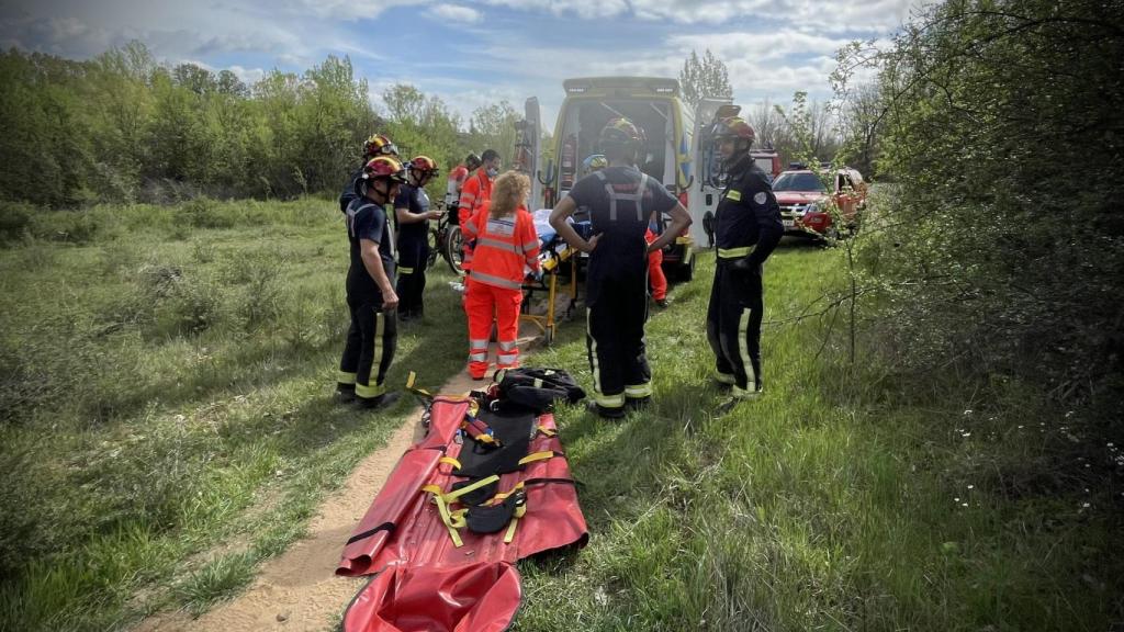 Fotografía de los equipos sanitarios trasladando al herido