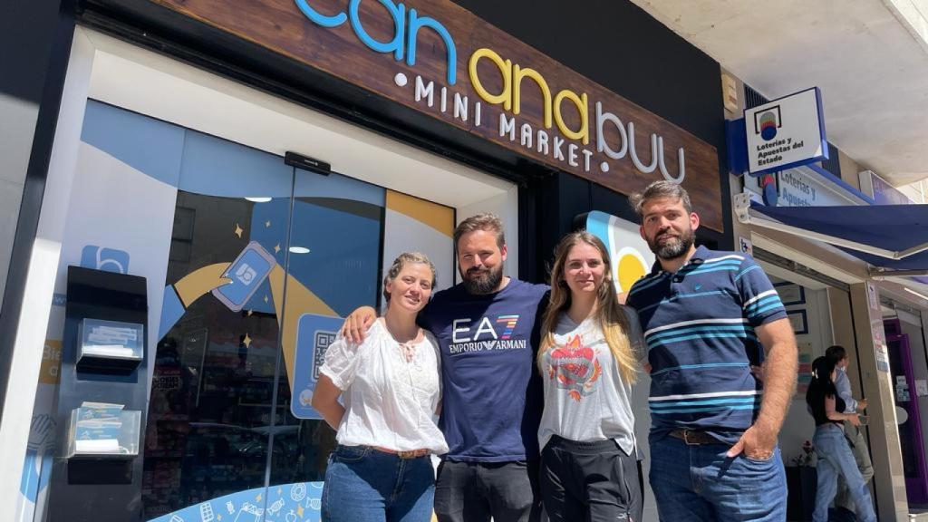 Una imagen de Matías, con camiseta azul marino, con trabajadores y amigos.