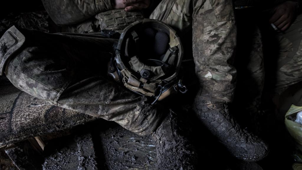 Detalle del interior de la trinchera, con barro por todas partes, donde duermen cuatro soldados.