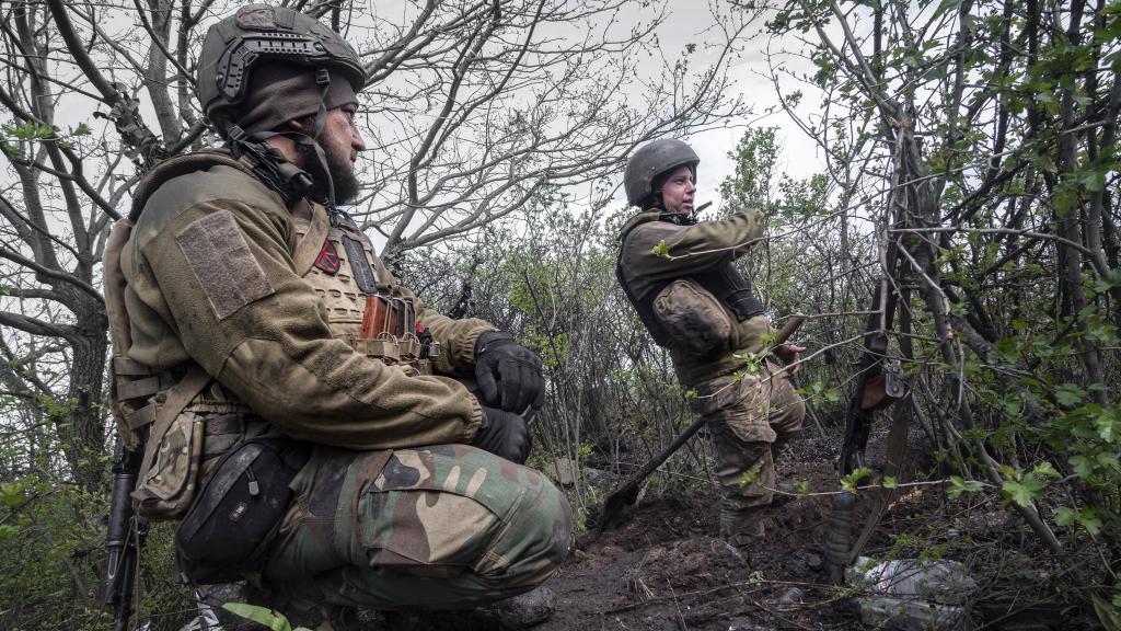 Un soldado excava nuevas trincheras en una de las posiciones ucranianas del frente de combate de Bakhmut, situada a tan sólo 500 metros de las líneas rusas.