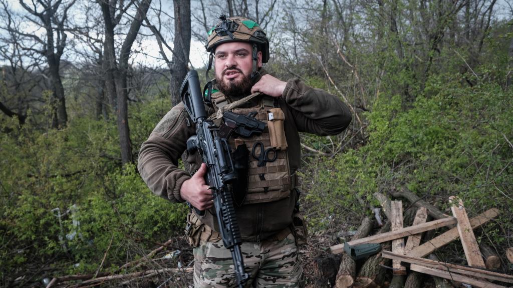 El comandante Andrii, de la Brigada 57, en una posición de primera de línea en el frente de combate de Bakhmut.