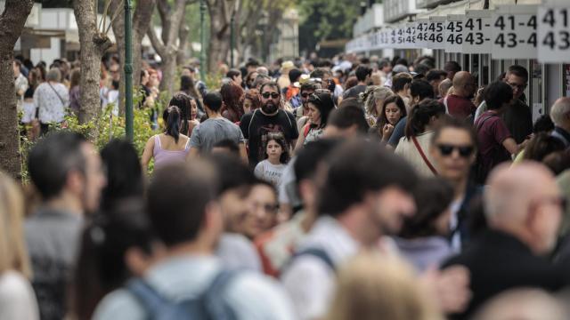 Una multitud en la Feria del Libro de Valencia, este sábado.