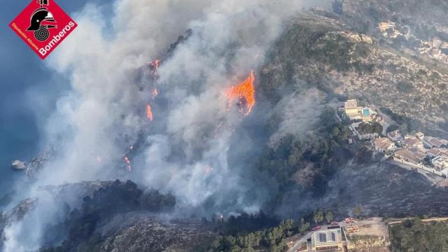 Zona del incendio, en la que se pueden apreciar también varios chalés.
