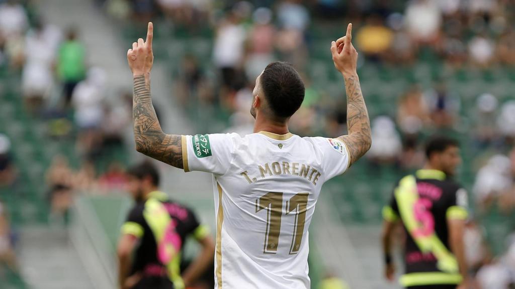 Tete Morente, centrocampista del Elche, celebra su gol durante el partido contra el Rayo Vallecano.