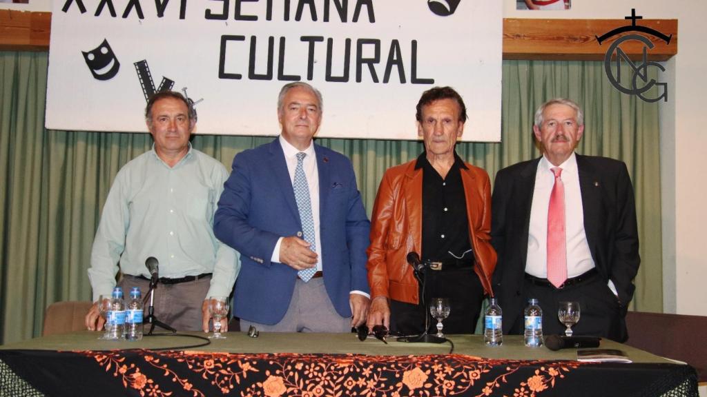 Los protagonistas posando antes de iniciar el coloquio
