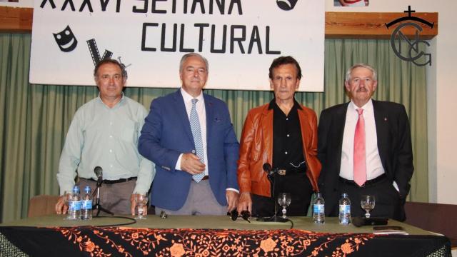 Los protagonistas posando antes de iniciar el coloquio