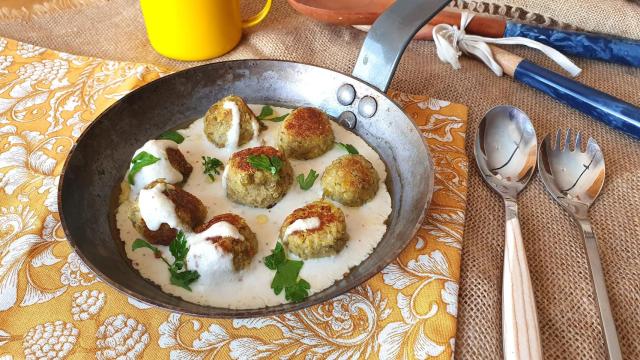 Albóndigas de lentejas y quinoa en salsa de mostaza y anacardos, una receta vegana