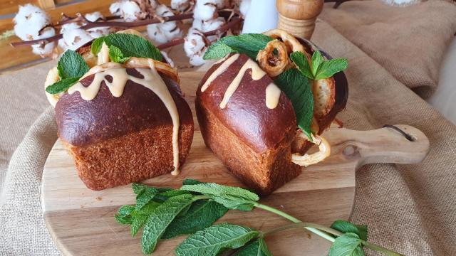 Así se hace el bocadillo de calamabres de Santerra Neotaberna, uno de los más gourmet de Madrid