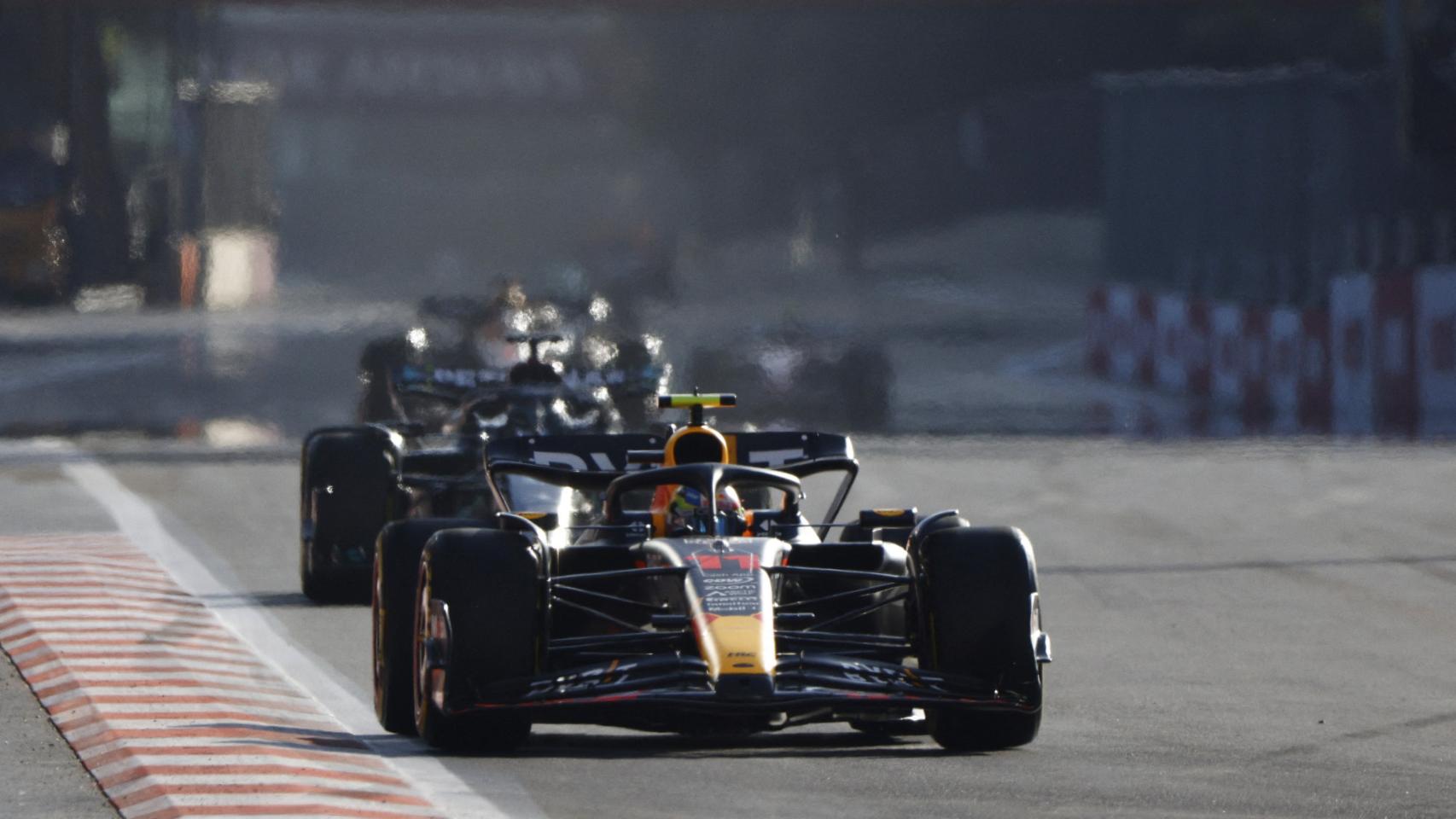 Checo Pérez, liderando la carrera al sprint de Azerbaiyán