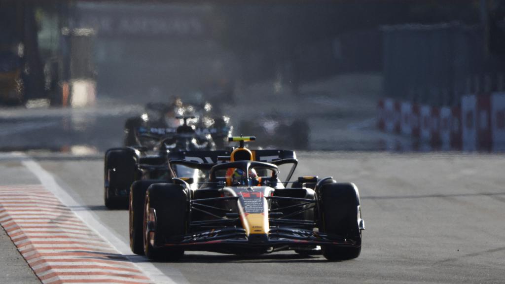Checo Pérez, liderando la carrera al sprint de Azerbaiyán