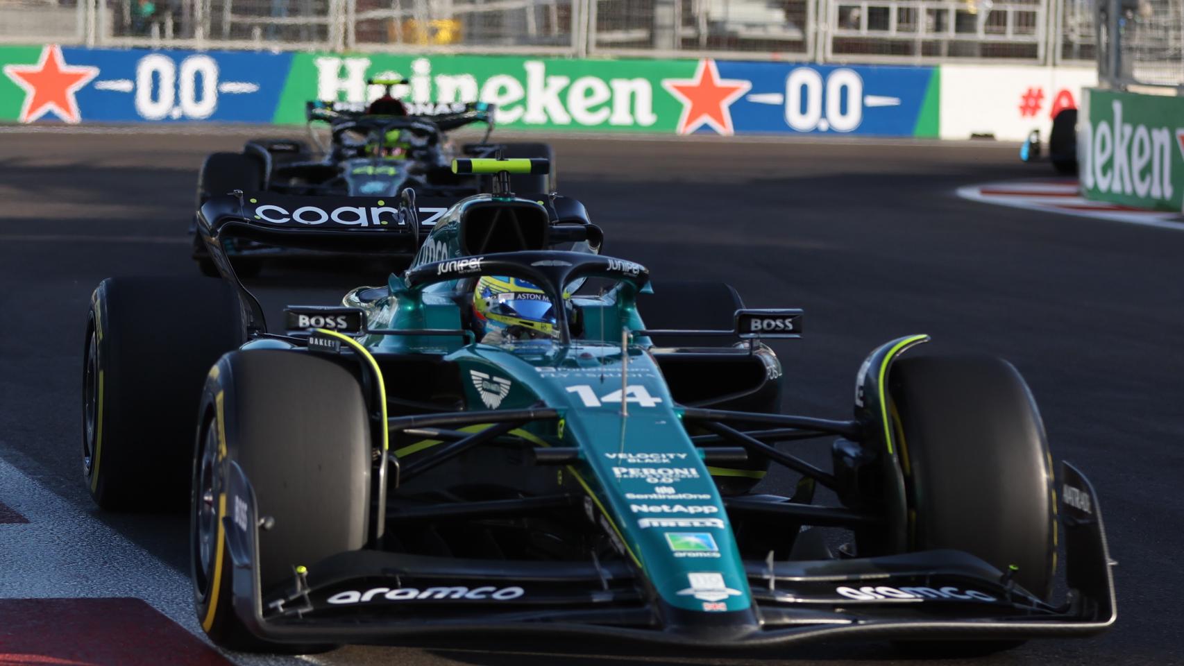 Fernando Alonso durante la carrera al sprint en Bakú.