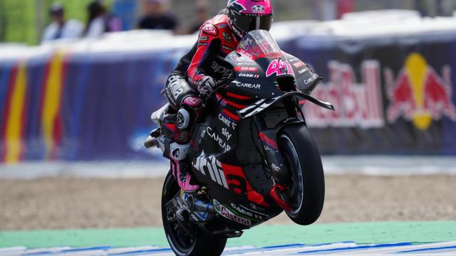 Aleix Espargaró levanta la rueda delantera de su Aprilia, en el circuito de Jerez-Ángel Nieto.