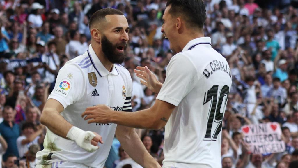 Ceballos y Benzema se abrazan.