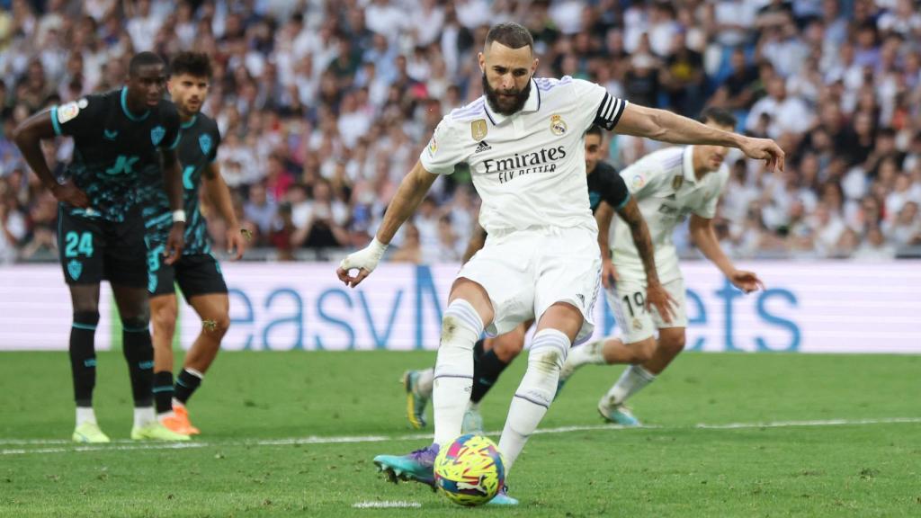 Benzema marca desde el punto de penalti ante el Almería.