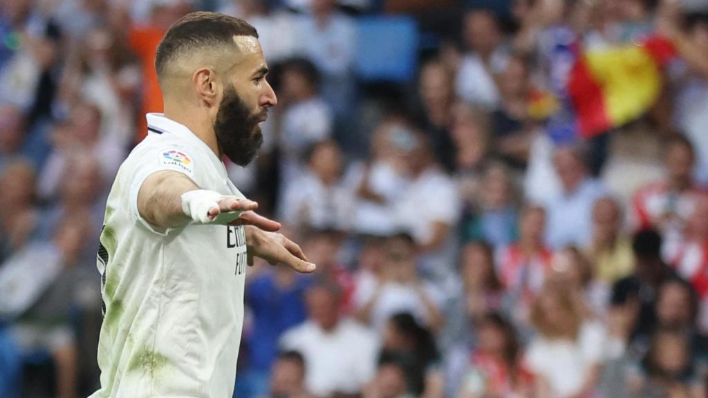 Benzema celebra uno de sus goles ante el Almería.