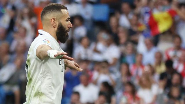 Benzema celebra uno de sus goles ante el Almería.