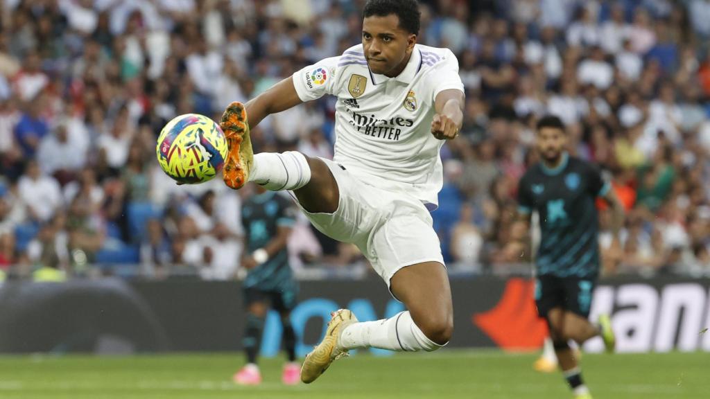 Rodrygo, en posición acrobática.
