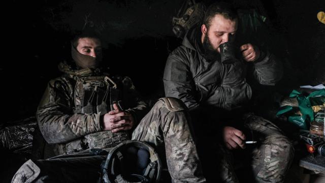Los soldados Stepan e Iiya se resguardan en su trinchera durante un bombardeo ruso, en el frente de combate de Bakhmut