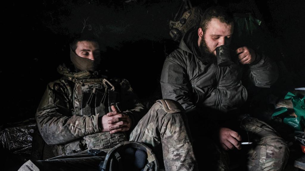 Los soldados Stepan e Iiya se resguardan en su trinchera durante un bombardeo ruso, en el frente de combate de Bakhmut