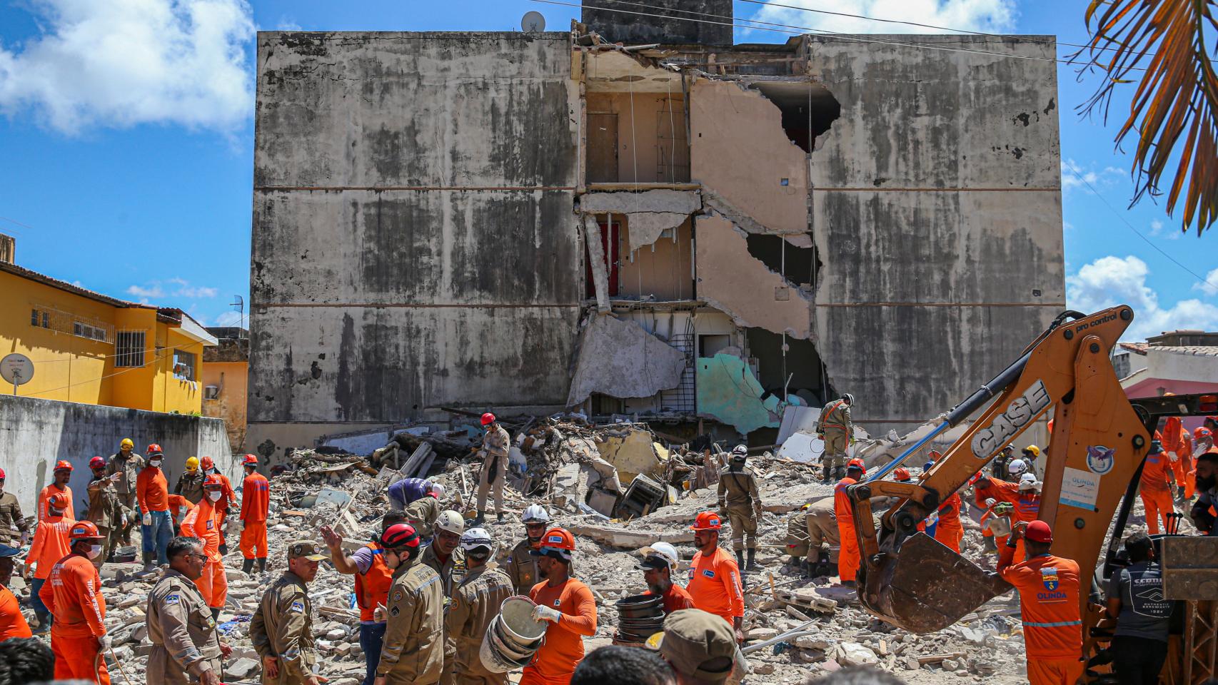 Los bomberos buscando supervivientes entre los escombros.