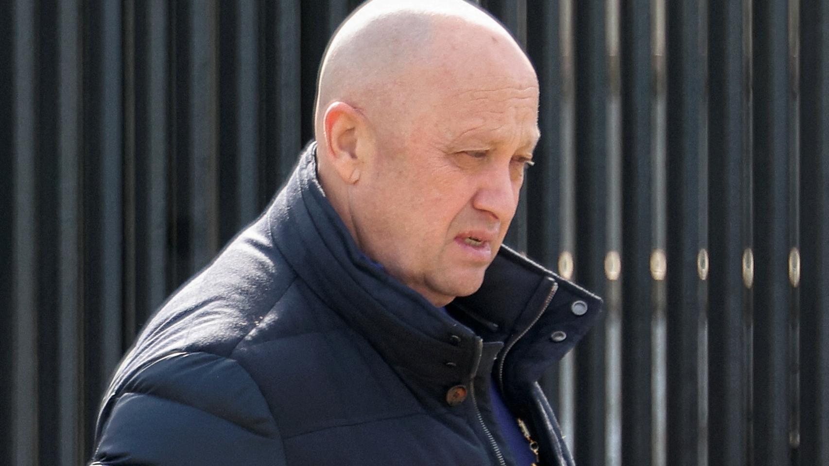 El fundador del grupo de mercenarios privados de Wagner, Yevgeny Prigozhin, en el funeral del bloguero prorruso Maxim Fomin, asesinado en San Petersburgo.