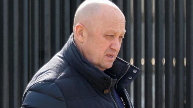 El fundador del grupo de mercenarios privados de Wagner, Yevgeny Prigozhin, en el funeral del bloguero prorruso Maxim Fomin, asesinado en San Petersburgo.