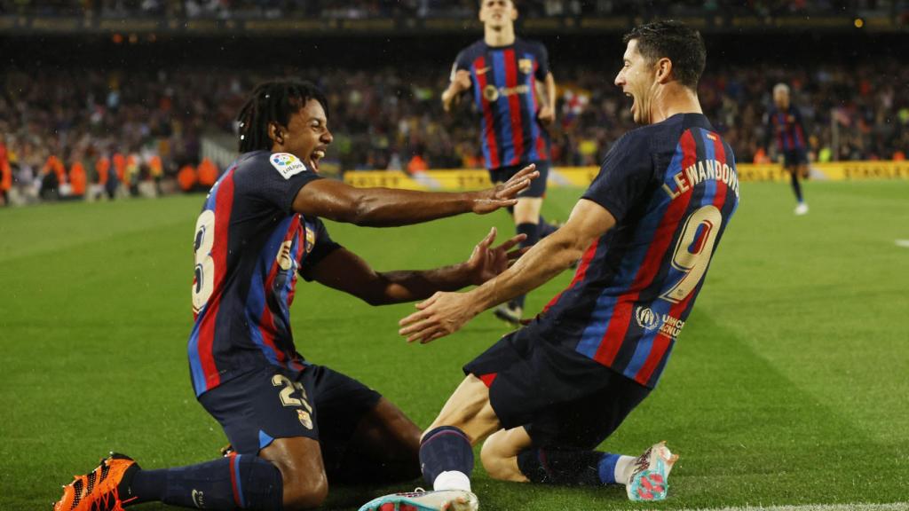 Lewandowski y Koundé celebran un gol.