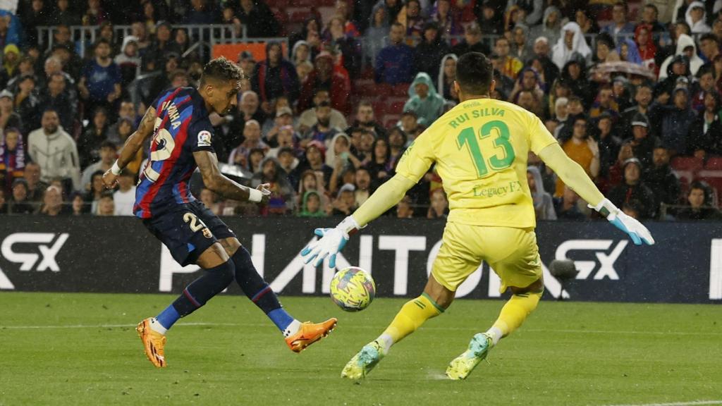 Raphinha bate a Rui Silva.