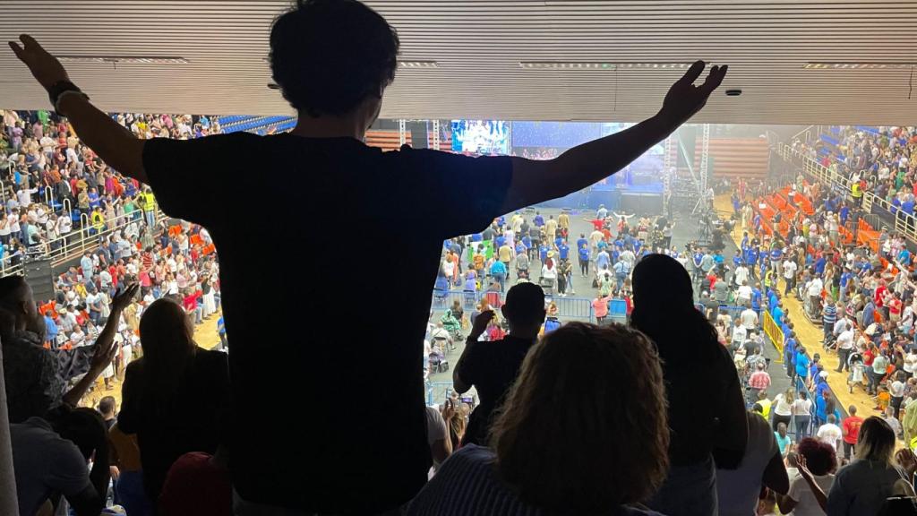Imagen de un creyente durante el evento.