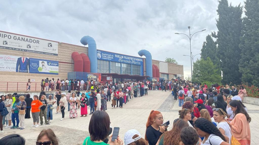 Colas de mujeres a la entrada del espectáculo.
