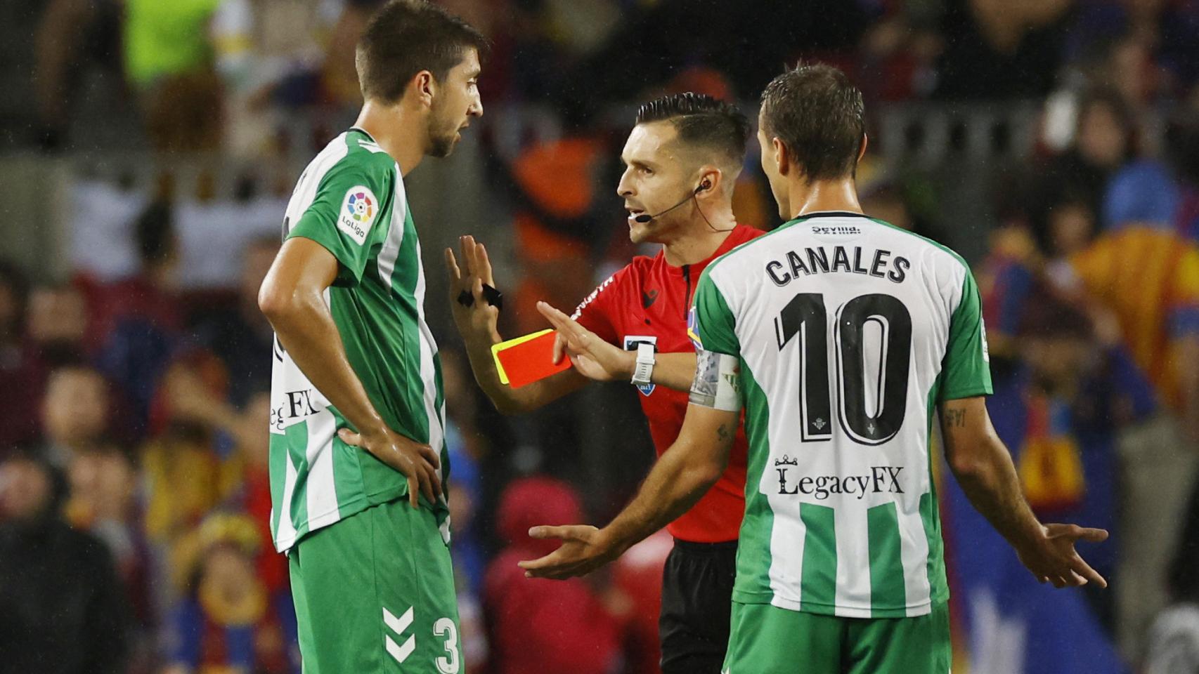 Del Cerro dialogando con Edgar tras expulsarle.