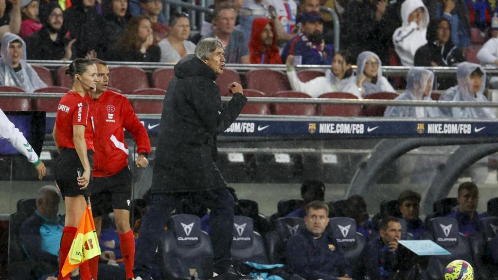Pellegrini protesta desde el banquillo en el Barcelona - Betis.