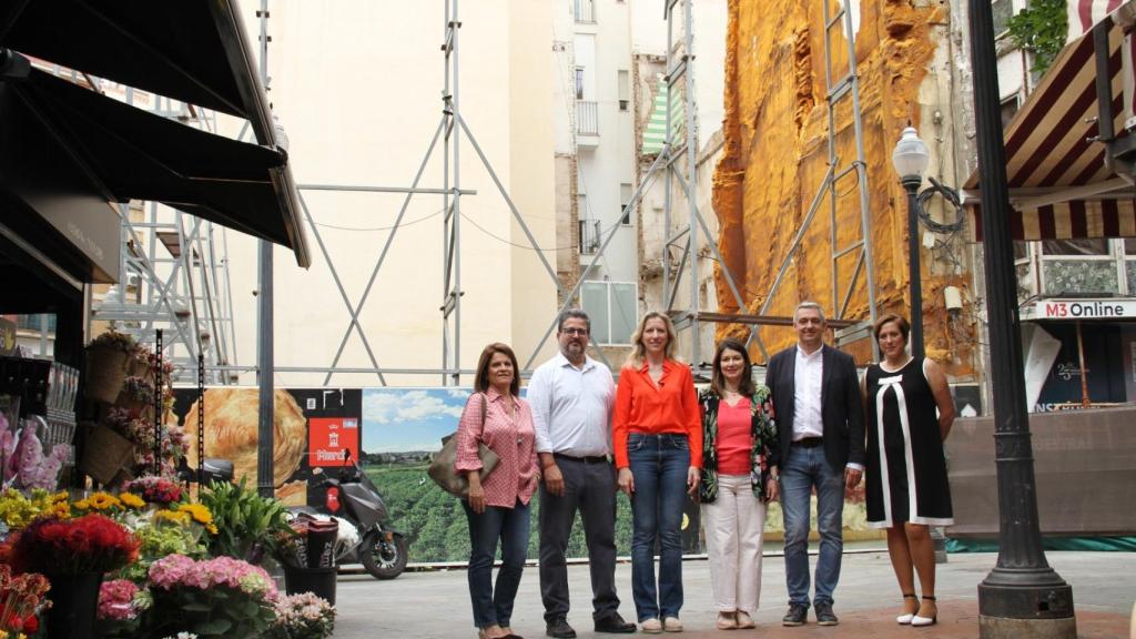 La candidata a la comunidad autónoma de Ciudadanos, María José Ros (c), junto a otros miembros del partido, en la zona de la plaza de las Flores donde han retirado la lona contra PP y PSOE.