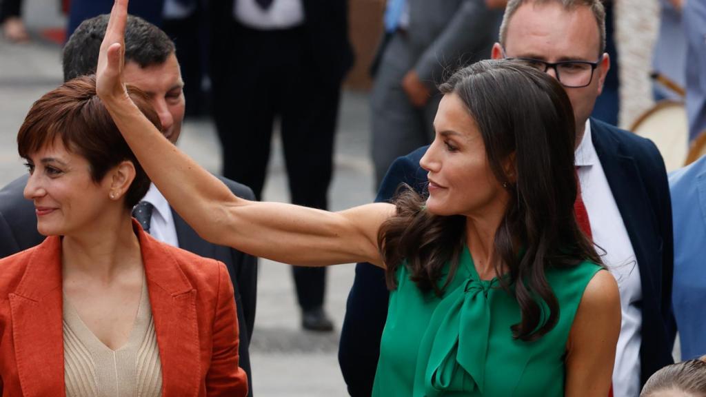 La Reina en un evento en Cáceres mostrando sus brazos torneados.