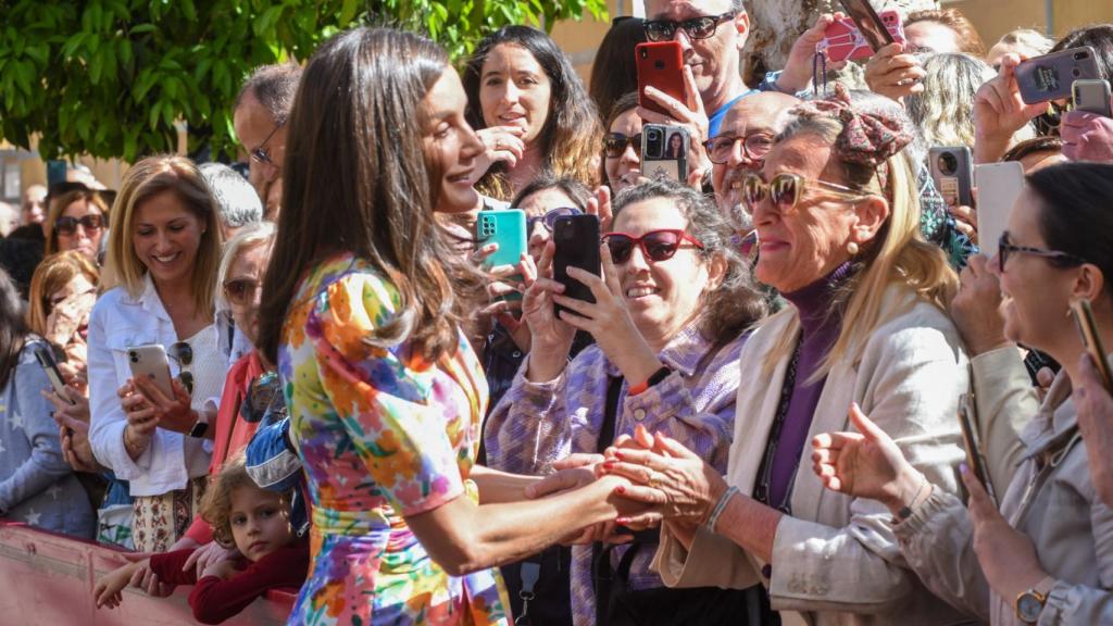 La Reina dándose un baño de masas en un evento.