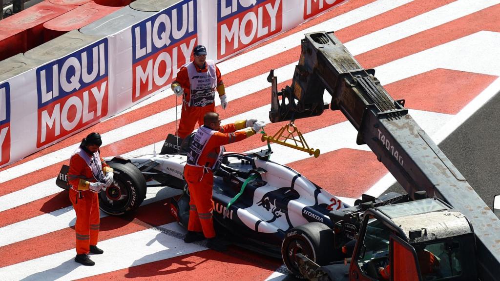 Así fue retirado el monoplaza de Nick De Vries tras el accidente.