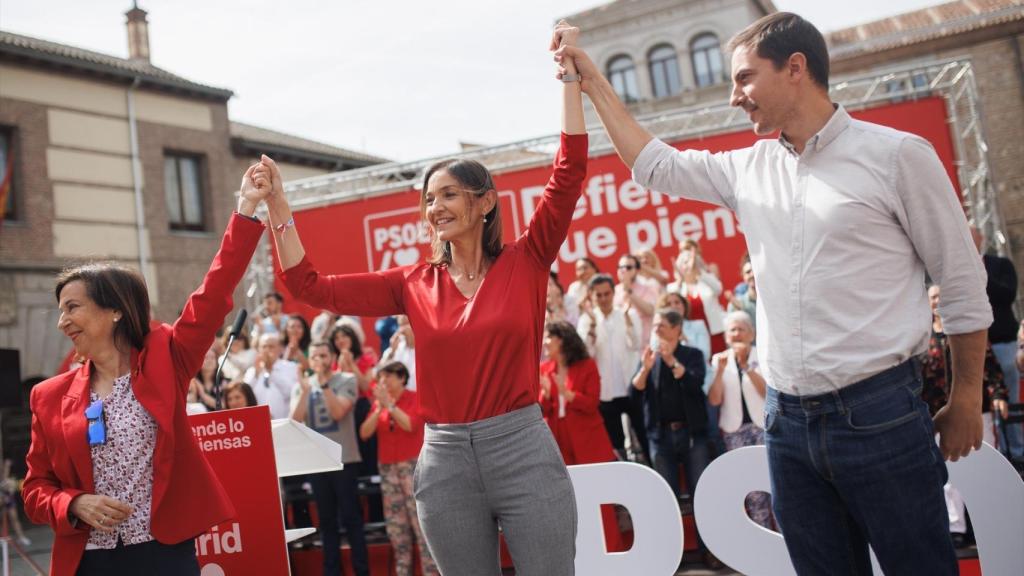 Margarita Robles, Reyes Maroto y Juan Lobato, en el acto del PSOE de Plaza de la Villa.