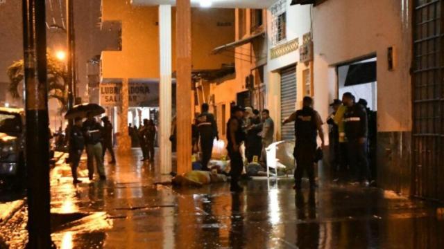 Momento en el que la policía acude a la escena del crimen.