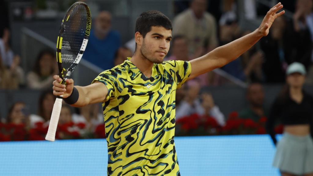 Alcaraz celebra la victoria ante Dimitrov en Madrid.