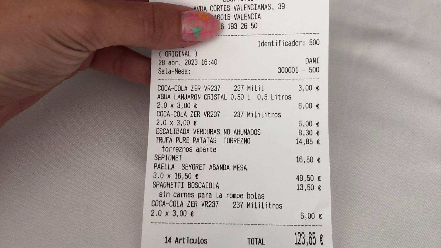 El ticket mostrado por la clienta en redes sociales.