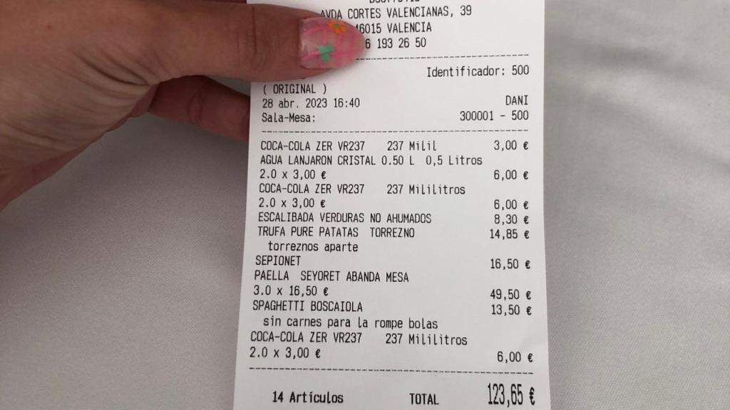 El ticket mostrado por la clienta en redes sociales.