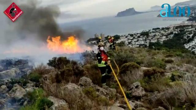 Los bomberos de Alicante trabajando en la extinción del incendio en la cala Llebeig de Teulada.