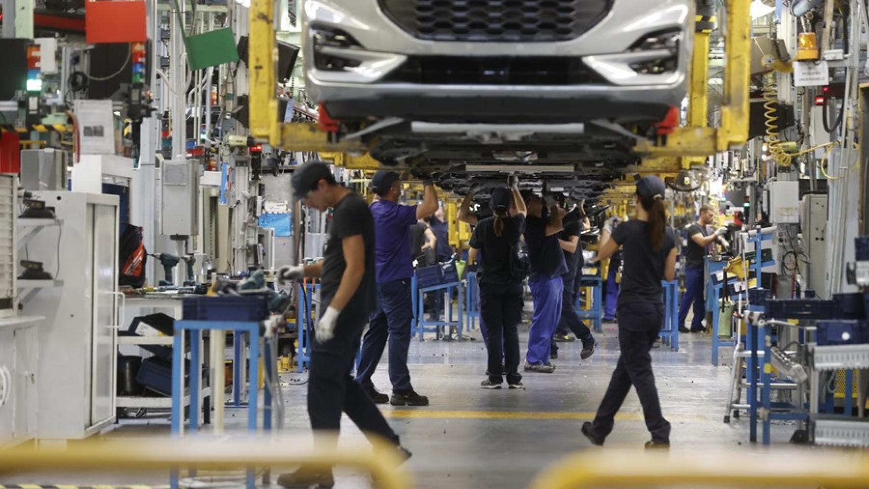 Trabajadores en la planta de Ford en Almussafes, en imagen de archivo.