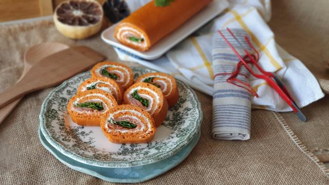 Rollo de pimiento y salmón ahumado, un entrante vistoso que te hará triunfar