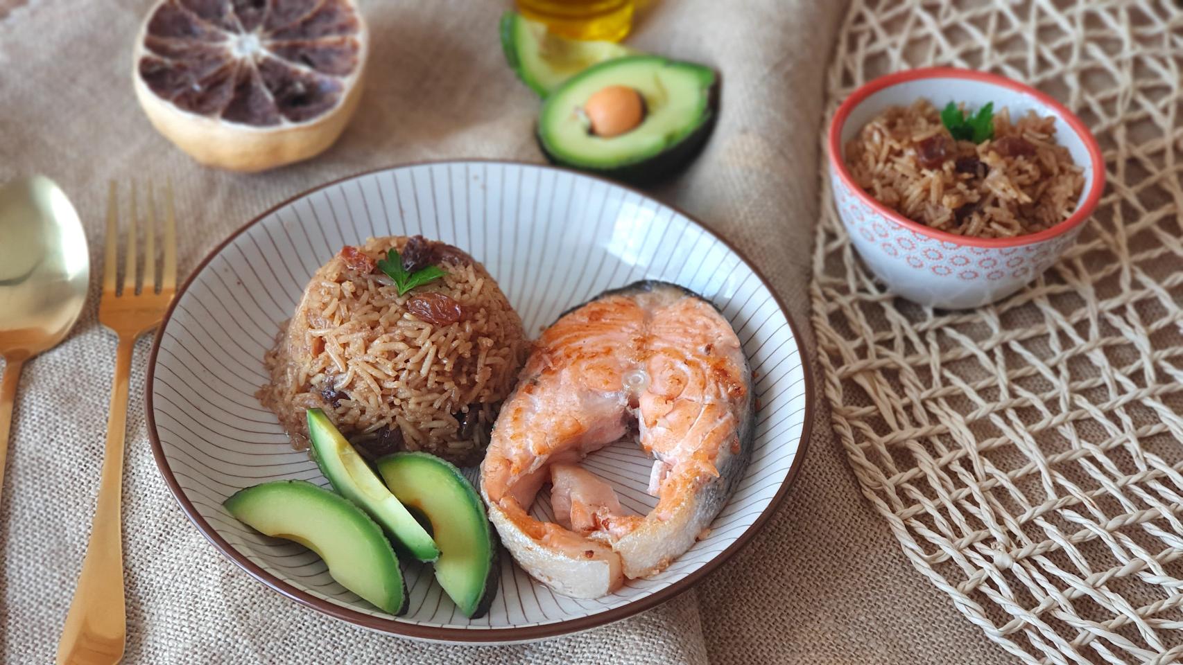 Salmón con arroz de coco, una receta fácil para viajar a Colombia