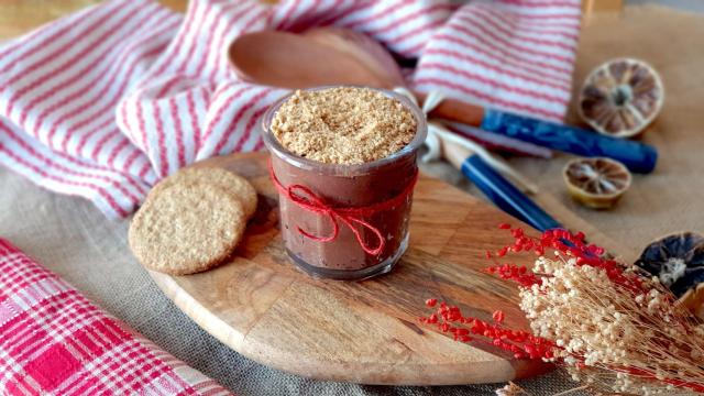 Vasitos de galleta y chocolate, un postre rápido sin horno para los días de calor