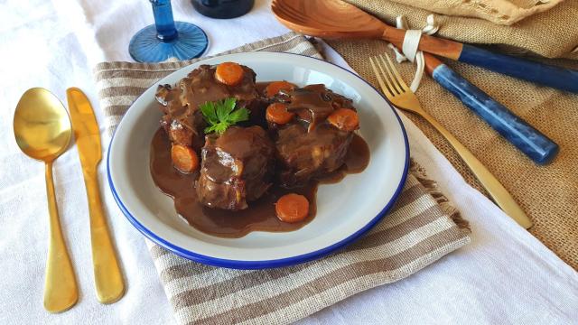 Los trucos del chef rey de la casquería con una estrella Michelin para cocinar un rabo de toro con muchísimo sabor