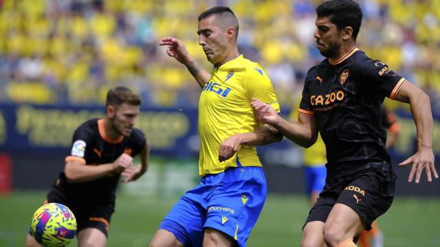 Sergi Guardiola controla el balón en el Cádiz - Valencia.
