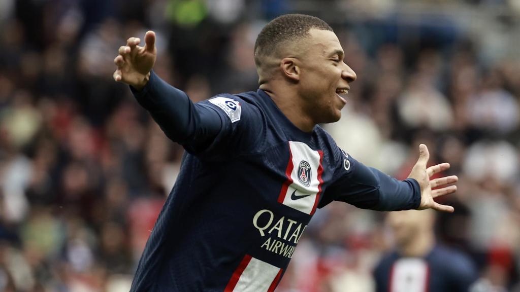Mbappé celebra su gol ante el Lorient.